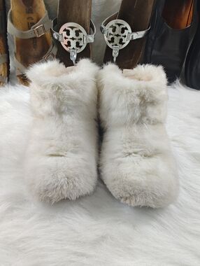 UGG Amary White Faux Fur Slipper Booties Women’s Size 7 Cozy & Comfortable